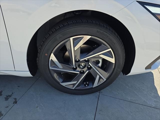 Hyundai Elantra Vehicle Full-screen Gallery Image 30