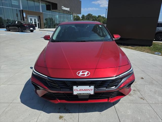 Hyundai Elantra Vehicle Full-screen Gallery Image 2