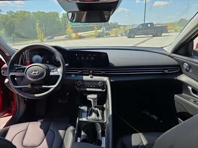 Hyundai Elantra Vehicle Full-screen Gallery Image 10