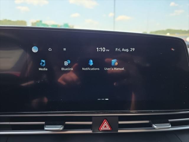 Hyundai Elantra Vehicle Full-screen Gallery Image 18