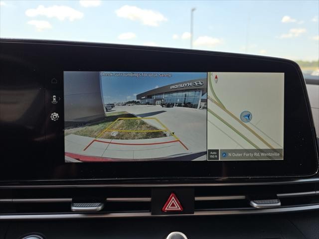 Hyundai Elantra Vehicle Full-screen Gallery Image 19