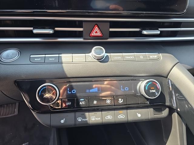 Hyundai Elantra Vehicle Full-screen Gallery Image 20