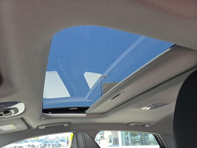 Hyundai Elantra Vehicle Full-screen Gallery Image 22