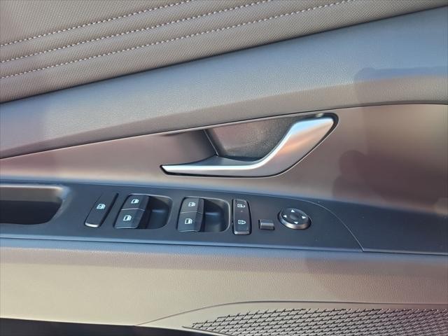 Hyundai Elantra Vehicle Full-screen Gallery Image 23