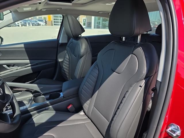 Hyundai Elantra Vehicle Full-screen Gallery Image 26