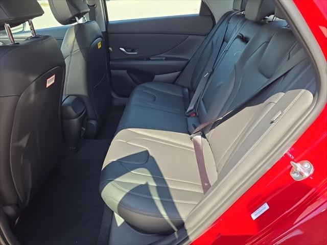 Hyundai Elantra Vehicle Full-screen Gallery Image 28