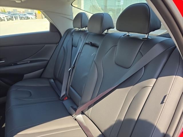 Hyundai Elantra Vehicle Full-screen Gallery Image 29