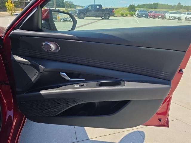 Hyundai Elantra Vehicle Full-screen Gallery Image 31