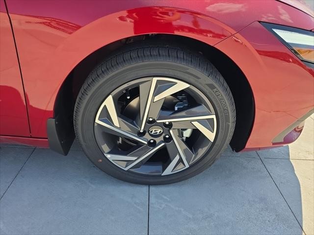 Hyundai Elantra Vehicle Full-screen Gallery Image 32