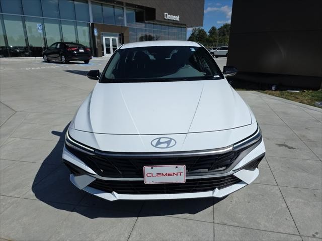 Hyundai Elantra Vehicle Full-screen Gallery Image 2