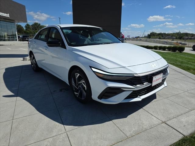 Hyundai Elantra Vehicle Full-screen Gallery Image 3