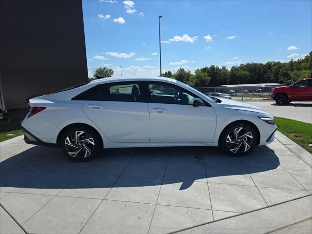 Hyundai Elantra Vehicle Full-screen Gallery Image 4