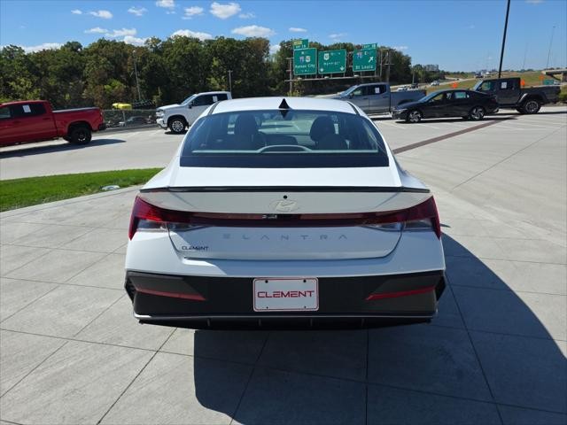 Hyundai Elantra Vehicle Full-screen Gallery Image 7