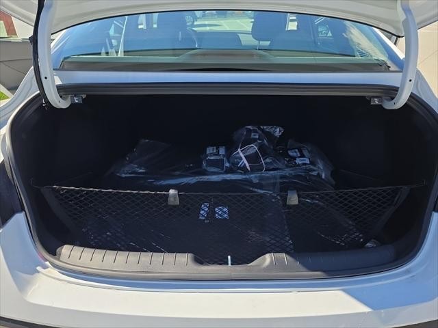 Hyundai Elantra Vehicle Full-screen Gallery Image 9