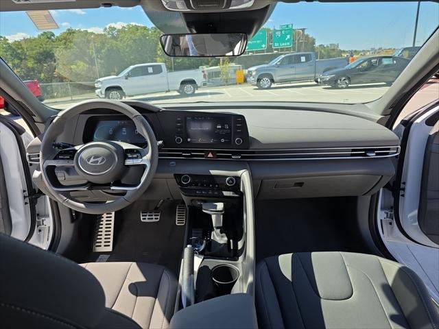 Hyundai Elantra Vehicle Full-screen Gallery Image 10