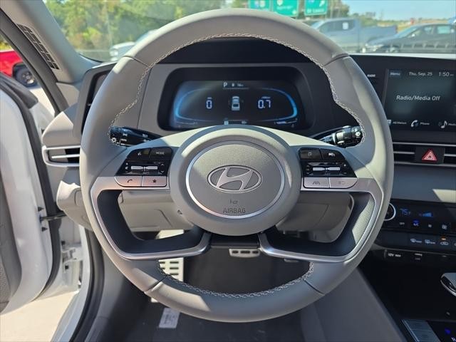 Hyundai Elantra Vehicle Full-screen Gallery Image 12