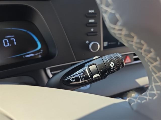 Hyundai Elantra Vehicle Full-screen Gallery Image 15