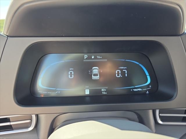 Hyundai Elantra Vehicle Full-screen Gallery Image 16