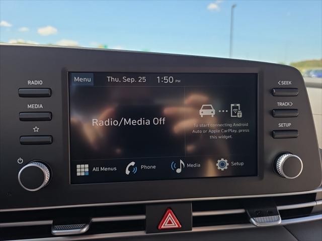 Hyundai Elantra Vehicle Full-screen Gallery Image 17