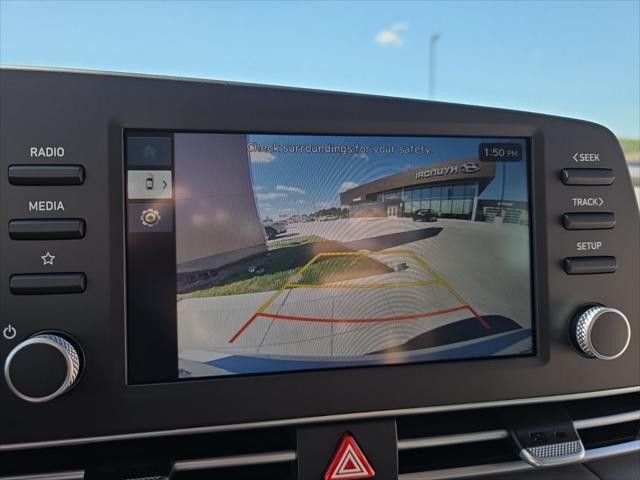 Hyundai Elantra Vehicle Full-screen Gallery Image 20