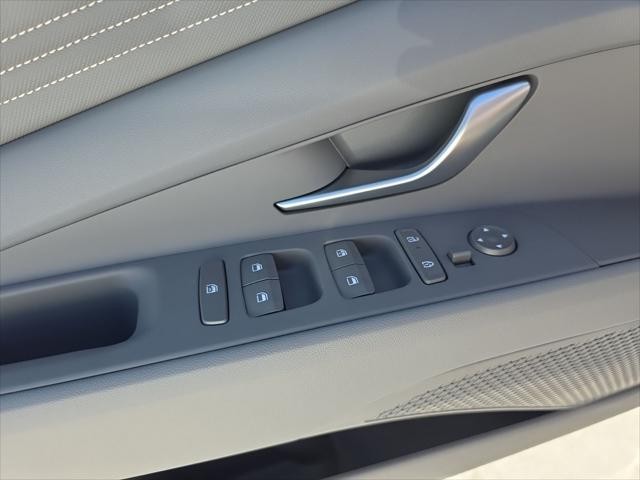 Hyundai Elantra Vehicle Full-screen Gallery Image 21