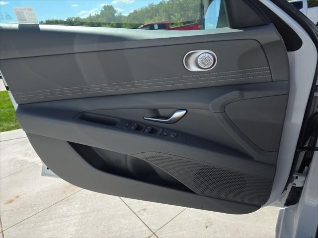 Hyundai Elantra Vehicle Full-screen Gallery Image 22