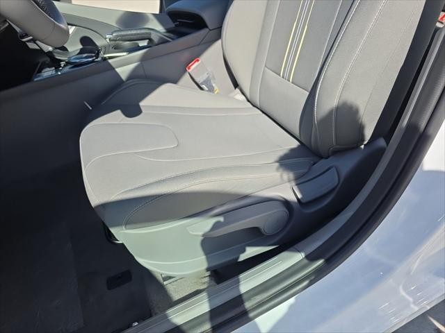 Hyundai Elantra Vehicle Full-screen Gallery Image 23