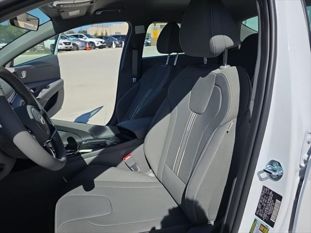 Hyundai Elantra Vehicle Full-screen Gallery Image 24