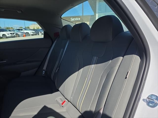 Hyundai Elantra Vehicle Full-screen Gallery Image 27