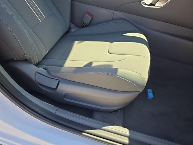 Hyundai Elantra Vehicle Full-screen Gallery Image 28