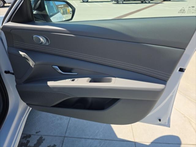 Hyundai Elantra Vehicle Full-screen Gallery Image 29