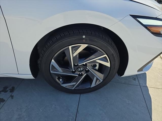 Hyundai Elantra Vehicle Full-screen Gallery Image 30