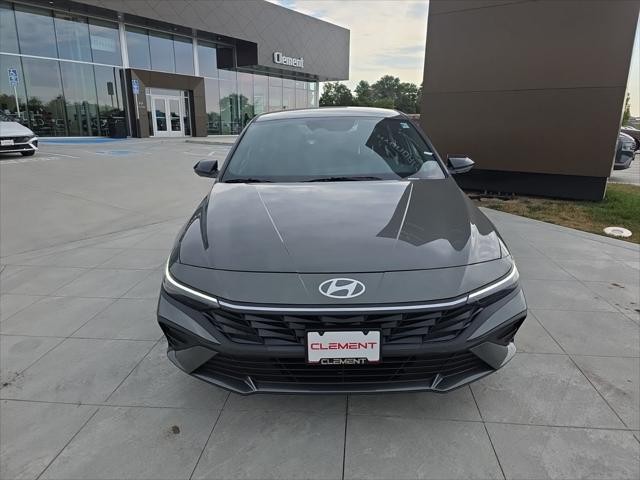 Hyundai Elantra Vehicle Full-screen Gallery Image 2