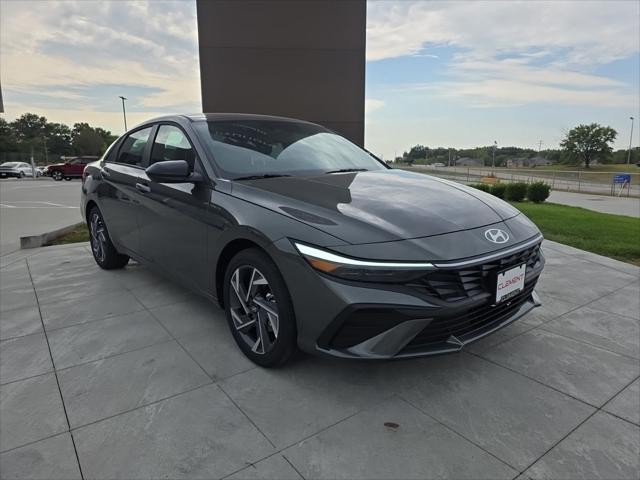 Hyundai Elantra Vehicle Full-screen Gallery Image 3