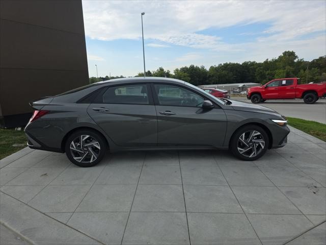 Hyundai Elantra Vehicle Full-screen Gallery Image 4