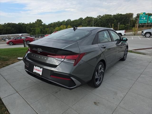 Hyundai Elantra Vehicle Full-screen Gallery Image 6