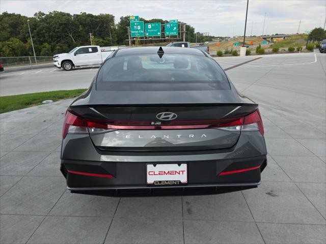 Hyundai Elantra Vehicle Full-screen Gallery Image 7