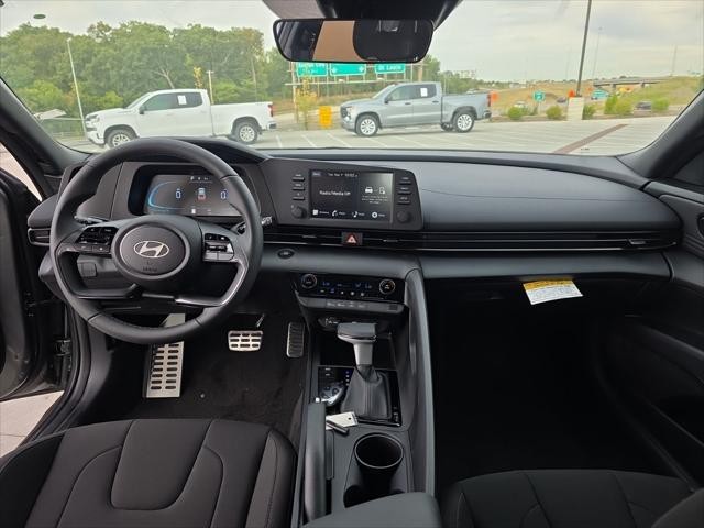 Hyundai Elantra Vehicle Full-screen Gallery Image 9