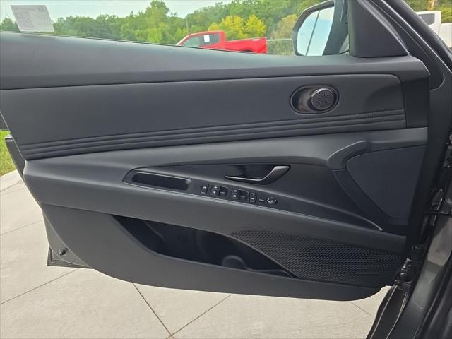 Hyundai Elantra Vehicle Full-screen Gallery Image 21