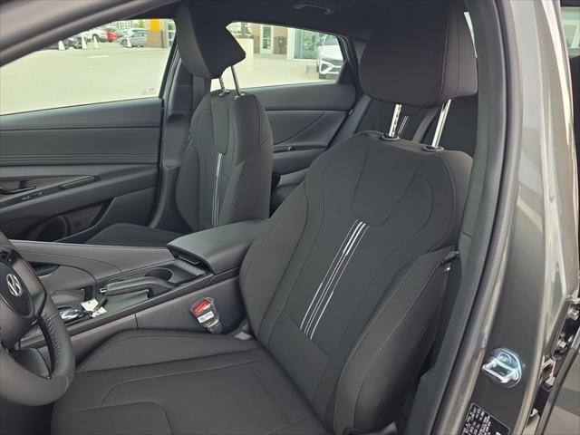 Hyundai Elantra Vehicle Full-screen Gallery Image 23