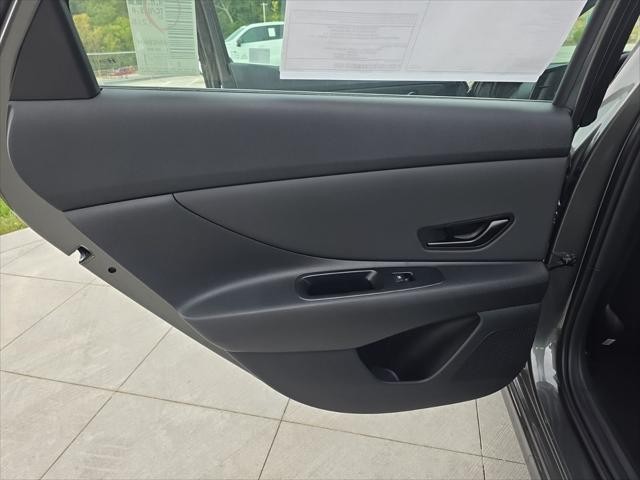 Hyundai Elantra Vehicle Full-screen Gallery Image 24