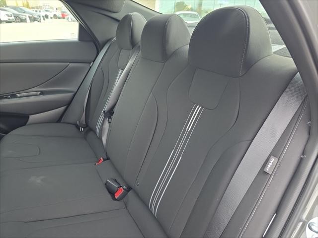 Hyundai Elantra Vehicle Full-screen Gallery Image 26