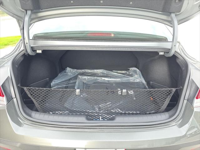 Hyundai Elantra Vehicle Full-screen Gallery Image 27