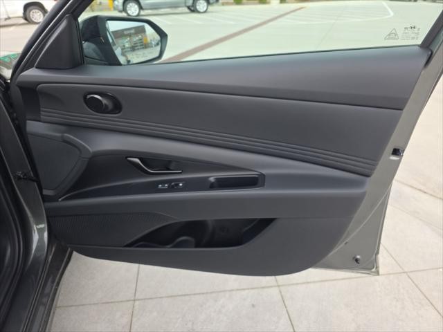 Hyundai Elantra Vehicle Full-screen Gallery Image 30