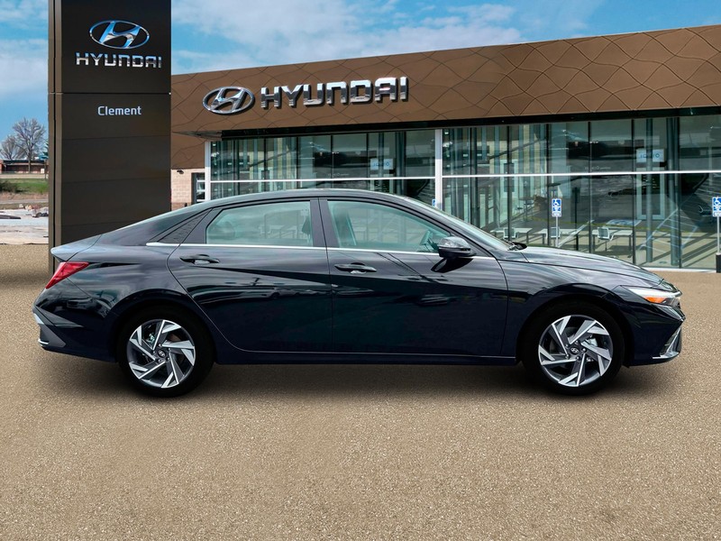 Hyundai Elantra Vehicle Full-screen Gallery Image 9