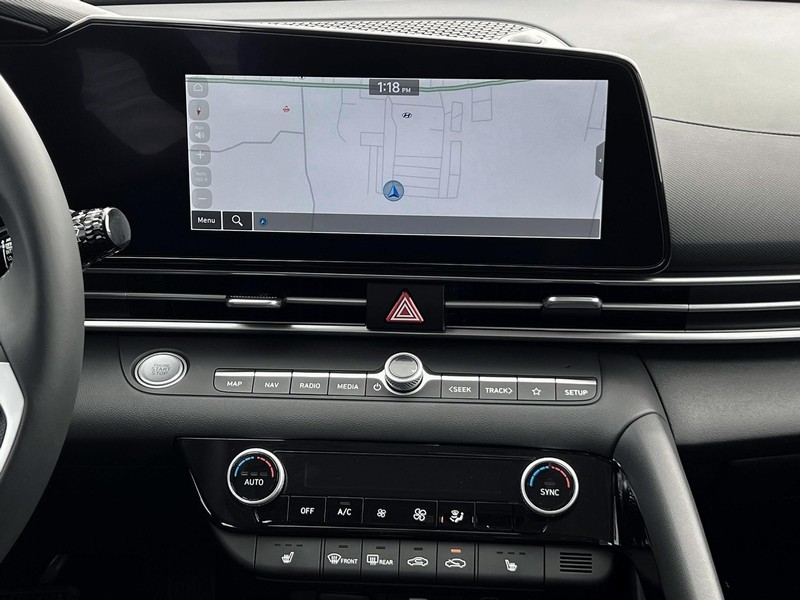 Hyundai Elantra Vehicle Full-screen Gallery Image 19