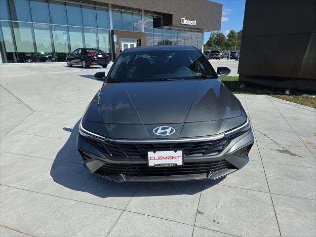 Hyundai Elantra Vehicle Full-screen Gallery Image 2