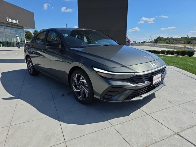 Hyundai Elantra Vehicle Full-screen Gallery Image 3