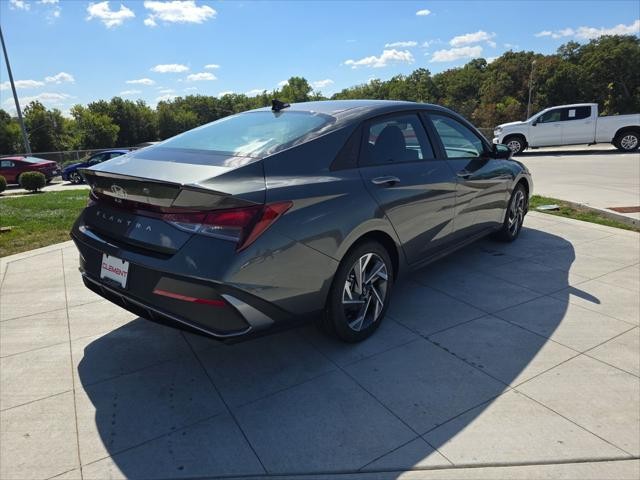 Hyundai Elantra Vehicle Full-screen Gallery Image 6