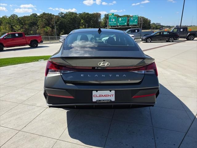 Hyundai Elantra Vehicle Full-screen Gallery Image 7